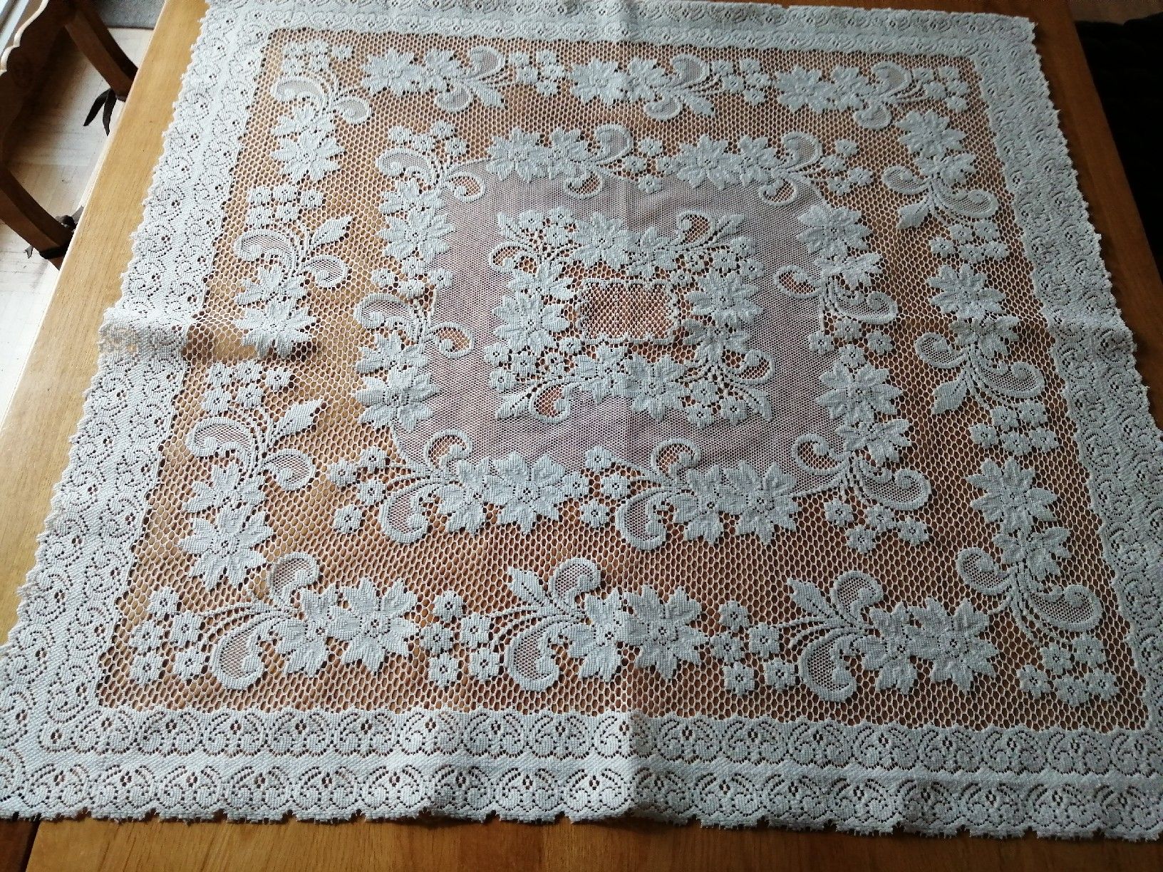 Altra biancheria da tavola: Spitzendecke weiss mit Blumenmuster 90x86cm gebraucht – Usato da Honau venduto da holunder3 2