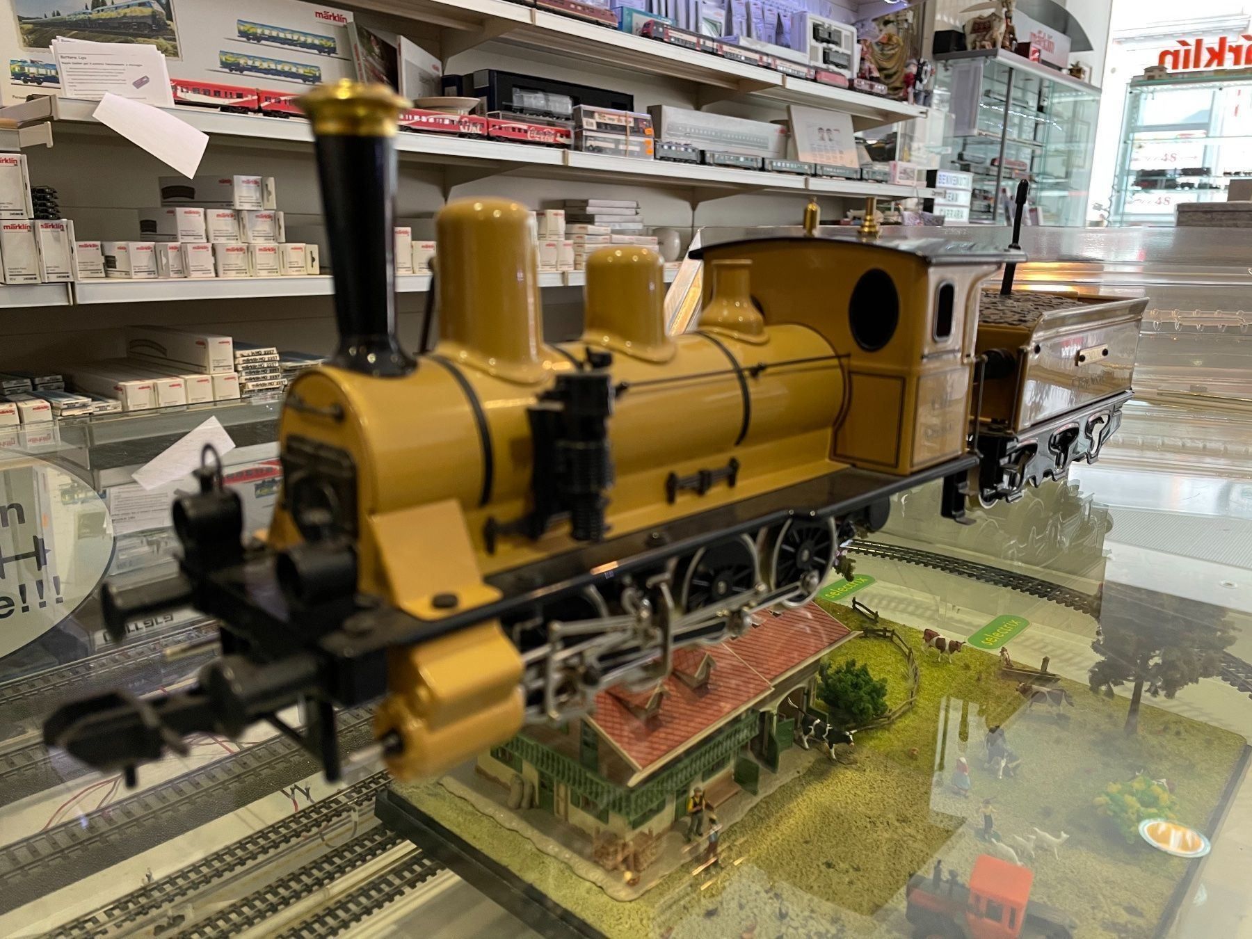 Märklin Modellini di ferrovie: Märklin 1 Schlepptenderlok mit camera – Nuovo (secondo la descrizione) da Chiasso venduto da Carrara-Modellismo 2