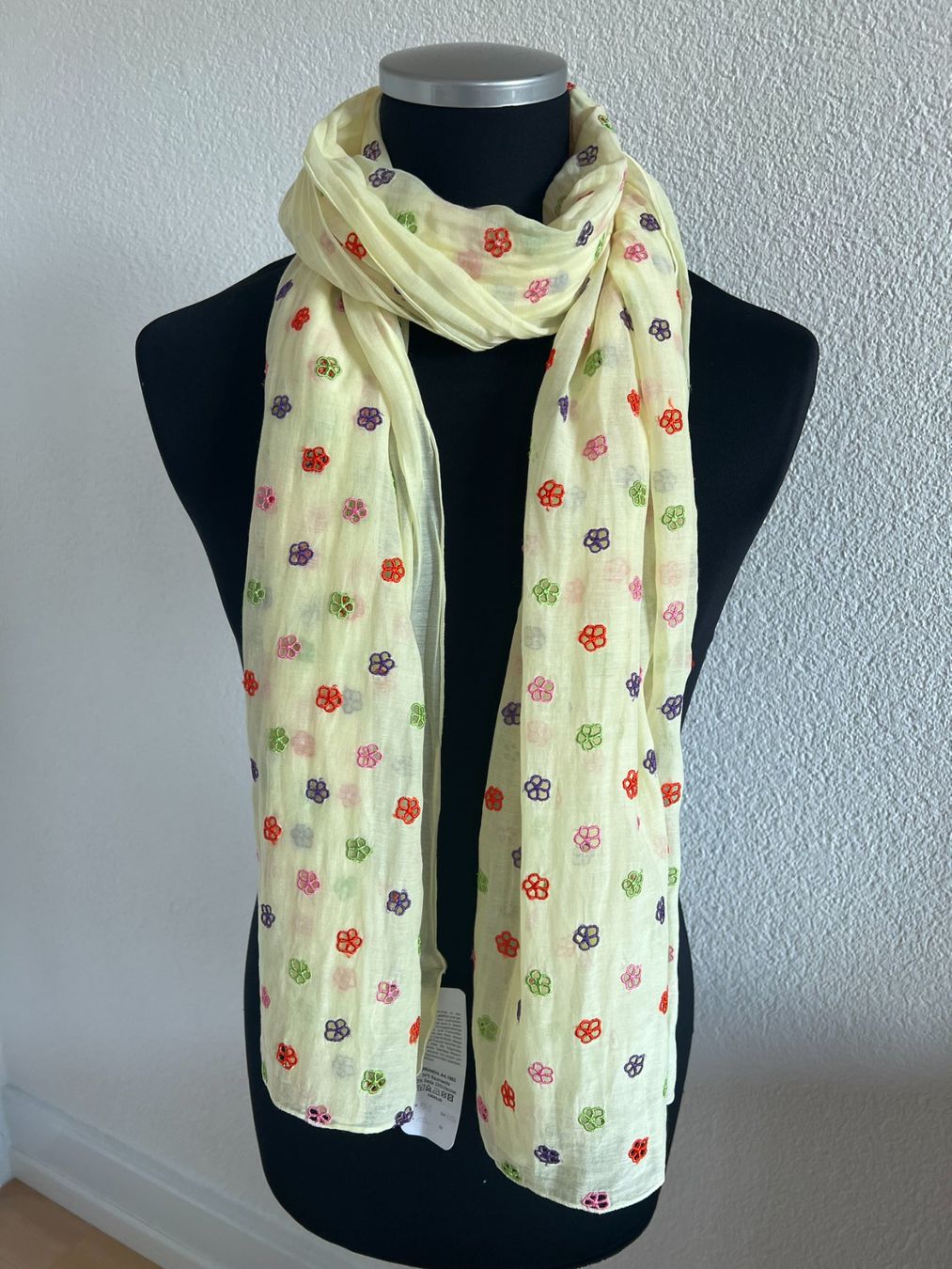 Colora Foulard & Sciarpe: Colora Schal, Hellgelb mit Blümchen, 23 % Seide, NEU – Nuovo e nell'imballaggio originale da Worb venduto da farben20zauber 1