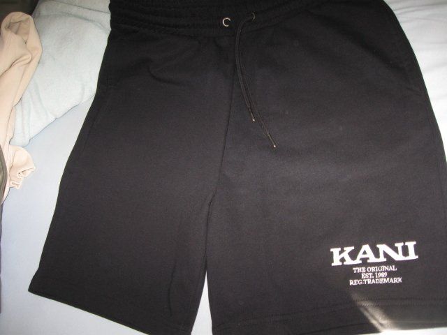 Pantaloni: COOLE KARL KANI SHORTS!! – Nuovo (secondo la descrizione) da Zürich venduto da Rwinnie