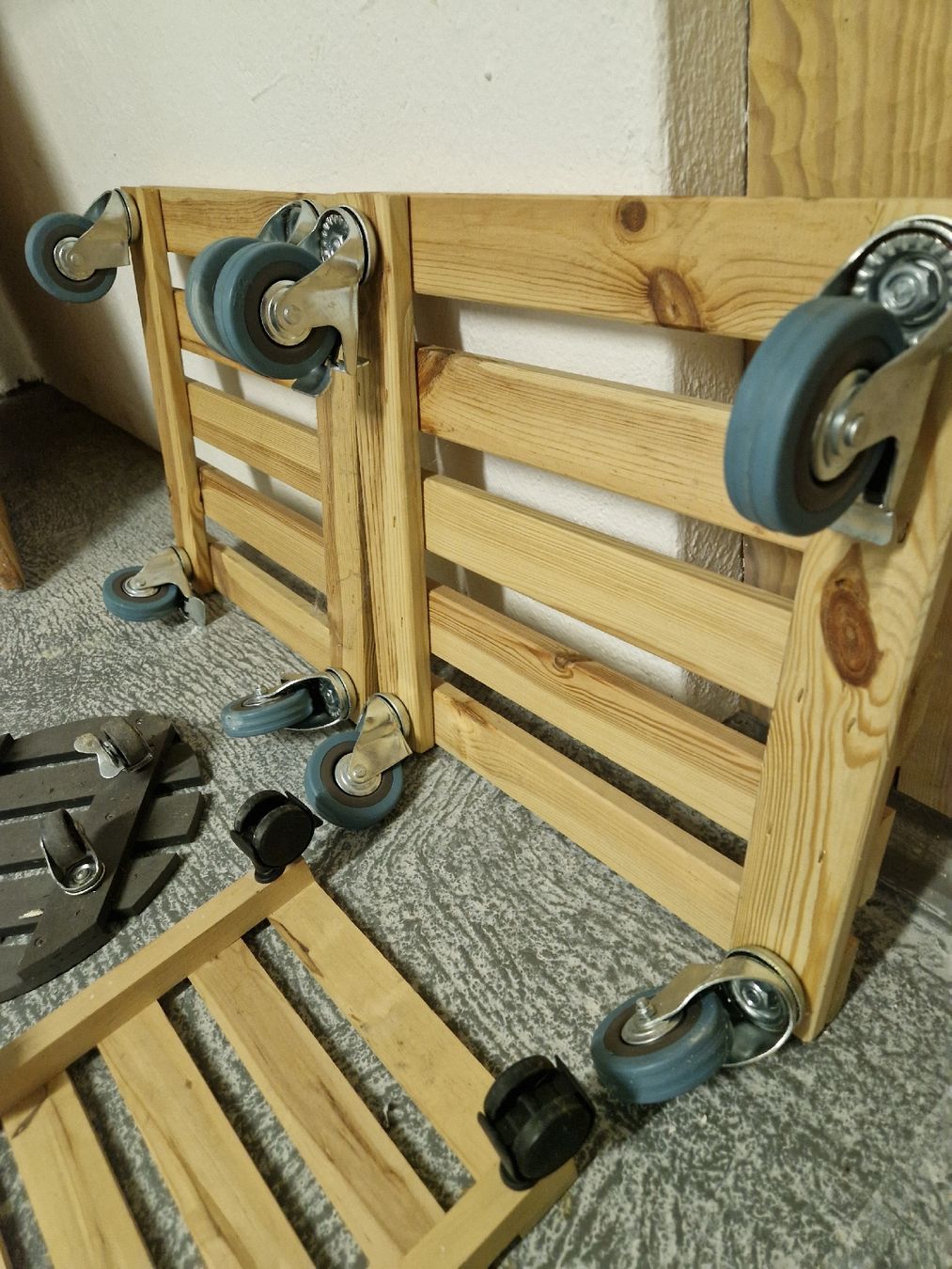 Altro per stoccaggio & trasporto: 4 Stk. Pflanzenroller mit Rollen 🪴 – Usato da Balsthal venduto da Rargo01 4