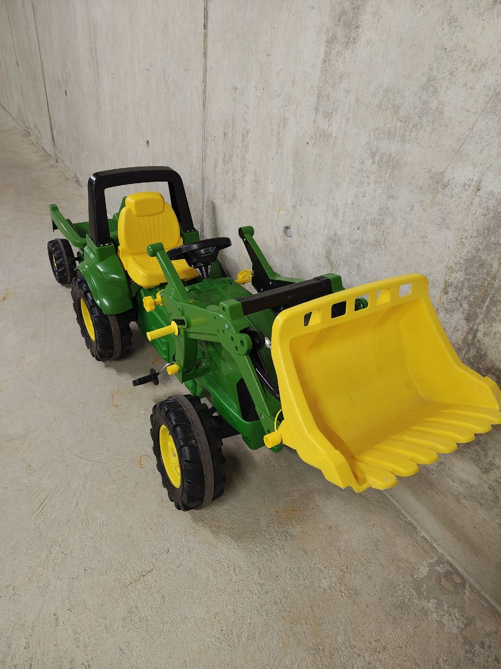 John Deere Véhicules pour enfants: Kindertraktor mit Frontlader und Anhänger John Deere – D'occasion à Liebefeld par Mella_2017