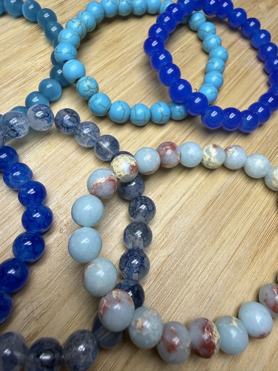 Bracciali & Braccialetti: Perlenarmbänder Set 6 Stück blau gemischt NEU – Nuovo e nell'imballaggio originale da Wald ZH venduto da Carloiten 1