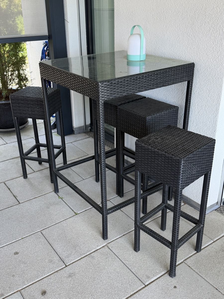 Set di tavolo e panche: Hochtisch mit Hocker Rattan outdoor – Usato da Uetikon am See venduto da Snoopy1961 1