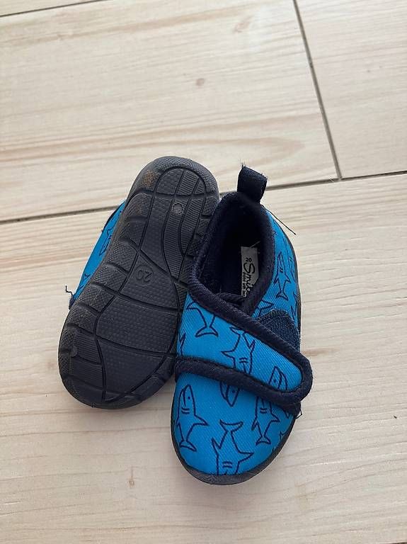 Scarpe per ragazzi: Pantoufles taille 20 – Usato da Chapelle-s-Moudon venduto da vanesso 2