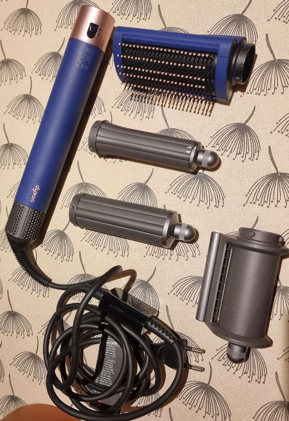 Dyson Sèche-cheveux: Sèche-cheveux Dyson Airwrap avec accessoires – D'occasion à Vuippens par FSPracing