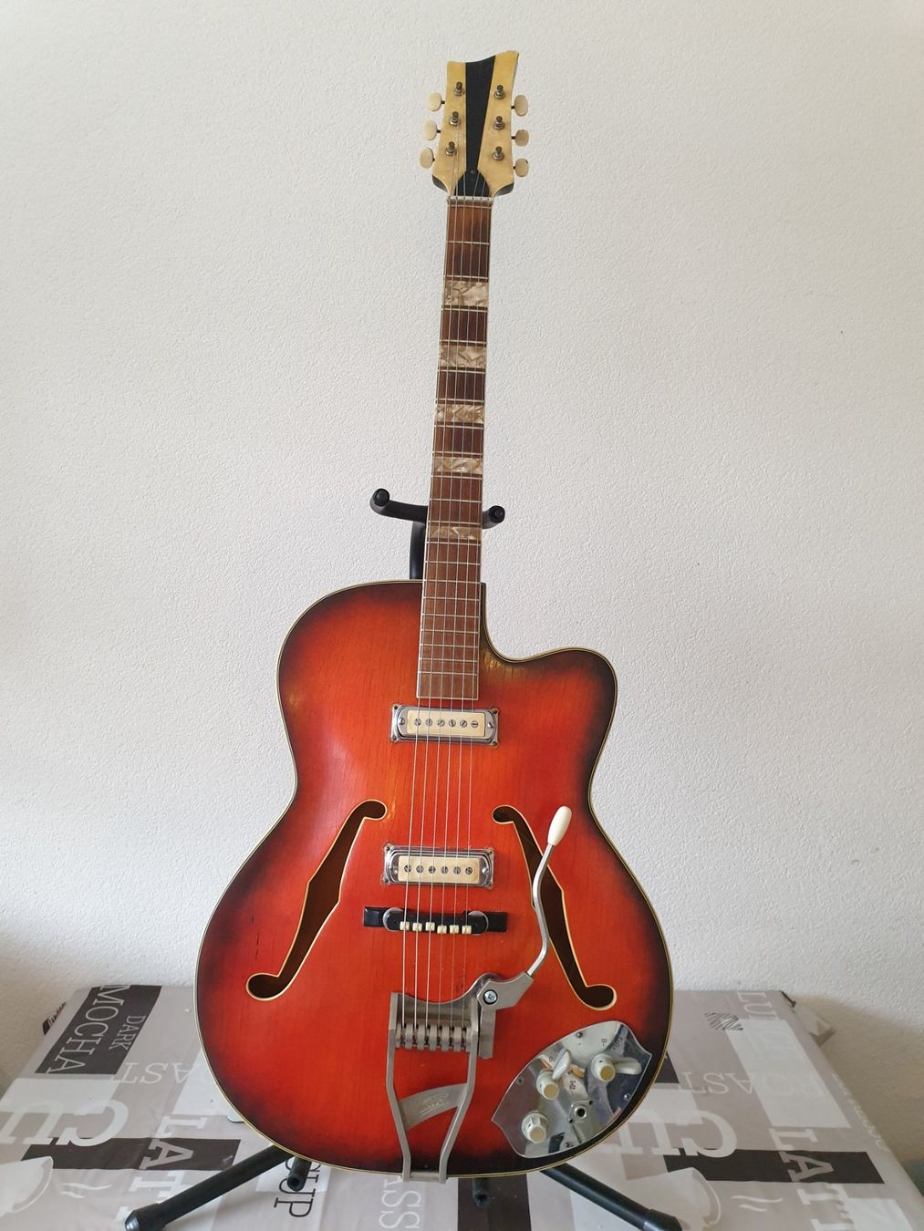 Vintage Strumenti musicali: Guitare Jazz Klira – Usato da Mézières FR venduto da PAFZIK