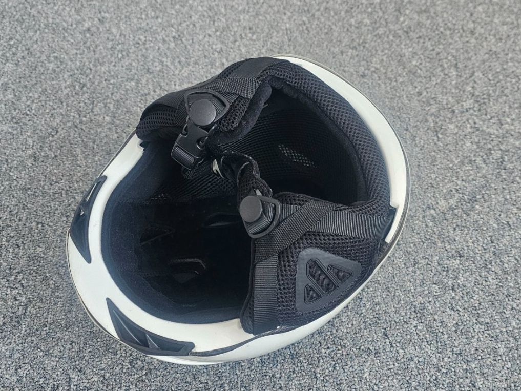 Carrera Helme: Skihelm Damen Carrera – Gebraucht aus Bottighofen von Miatax5 3