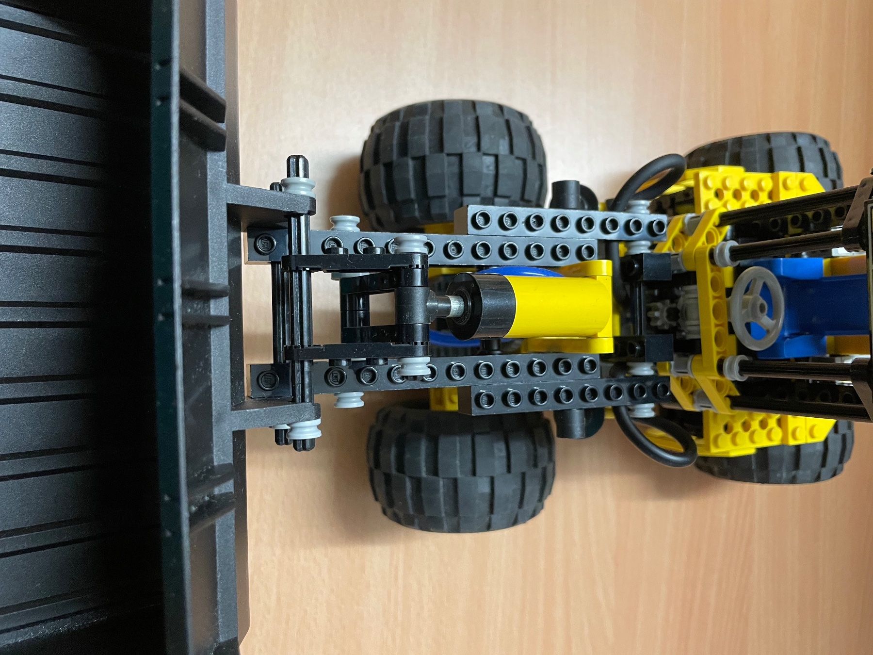 Lego Kit di costruzioni: Lego Technik 8439 Front End Loader (2004) – Usato da Verscio venduto da Foroglio 2