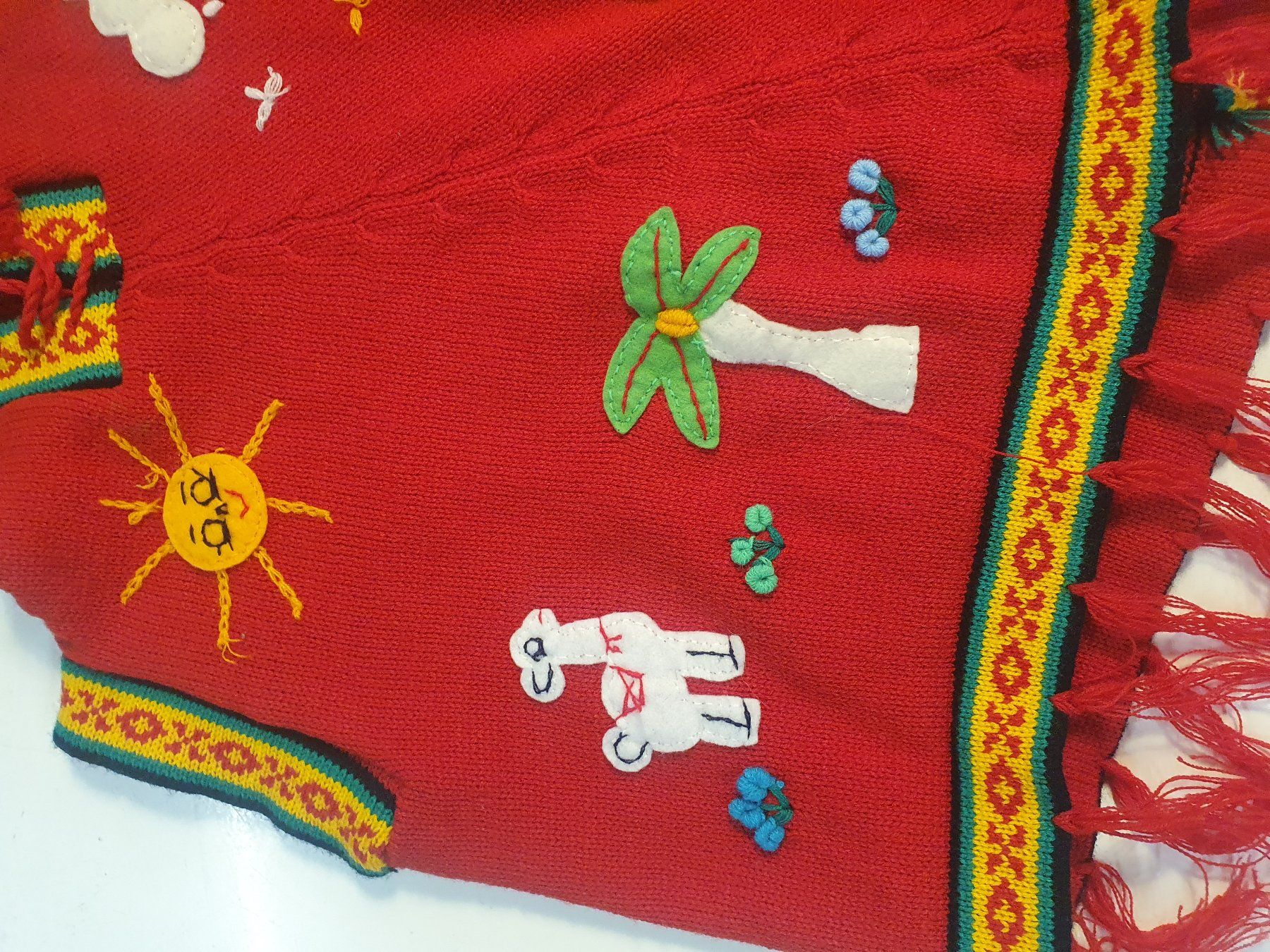 Maglioni & Felpe: Kinderponcho rot mit Natursujets – Usato da Zürich venduto da loosebone 2
