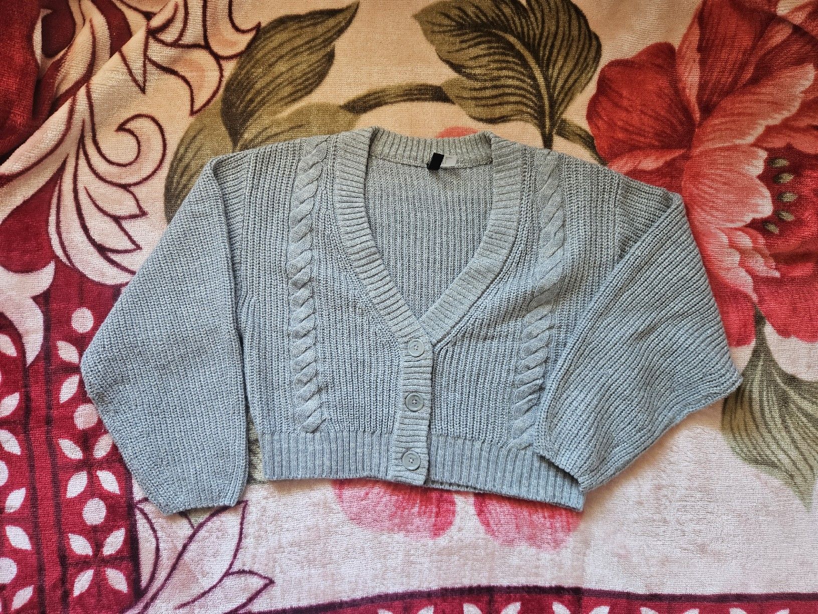H&M Gilet & Giacche senza maniche: Cardigan en maille gris H&M – Usato da Les Acacias venduto da minnie6 1