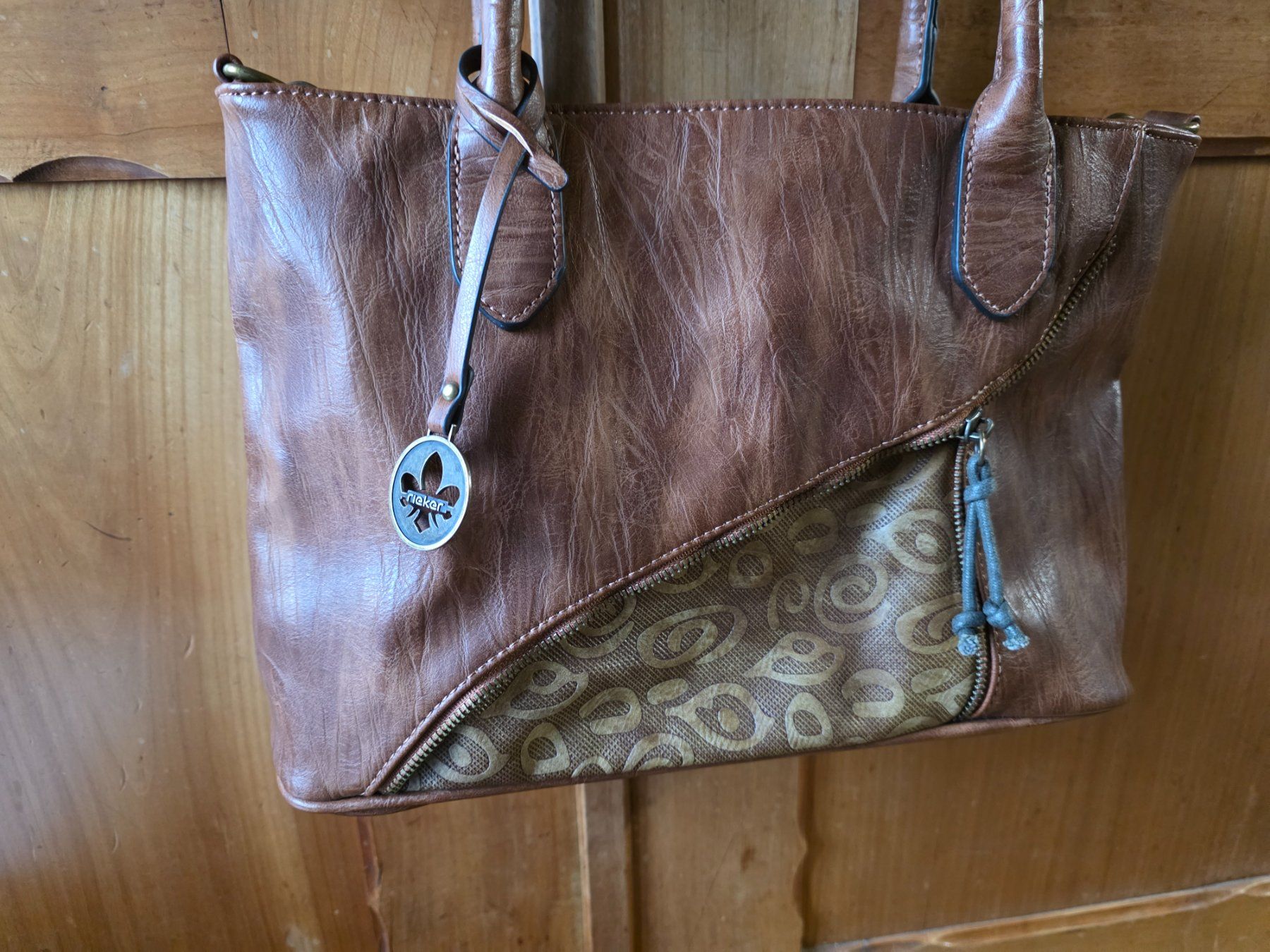 Rieker Borse da donna: Rieker Hand Tasche braunes Leder oder Kunstleder Handtasche – Usato da Walterswil BE venduto da Lonitti 5