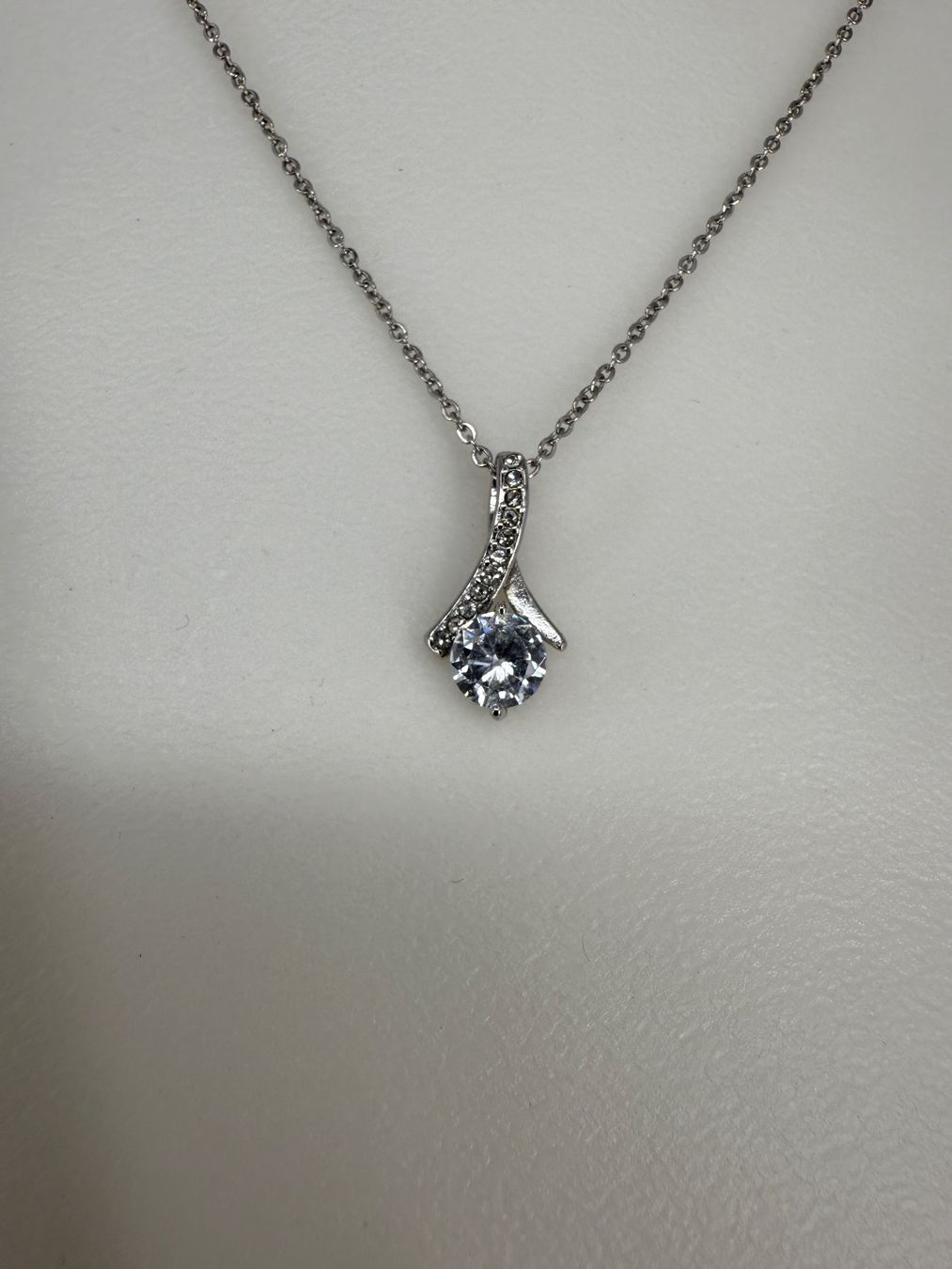 Catenine: Elegante Halskette mit Anhänger – Usato da Auenstein venduto da moin. 1