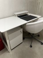Schreibtisch mit Rollcontainer und Bürostuhl weiss