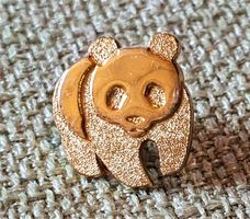 G537 - Kleiner goldiger Pin Panda Bär