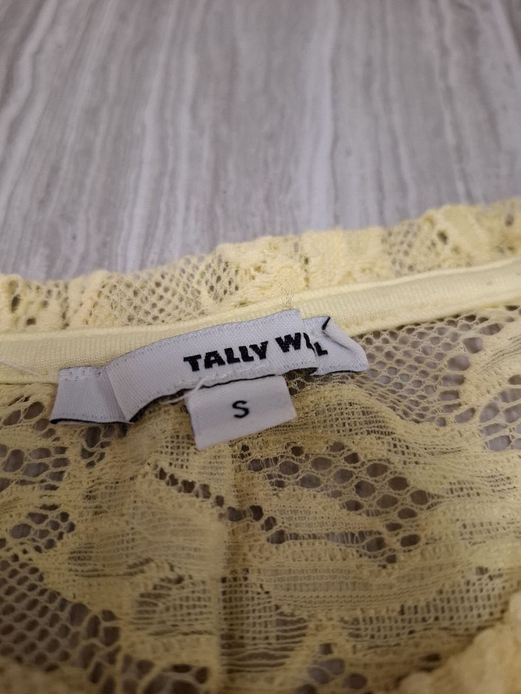 Tops: haut jaune dentelle taille S – Gebraucht aus Ecublens FR von ame_y8tq 1