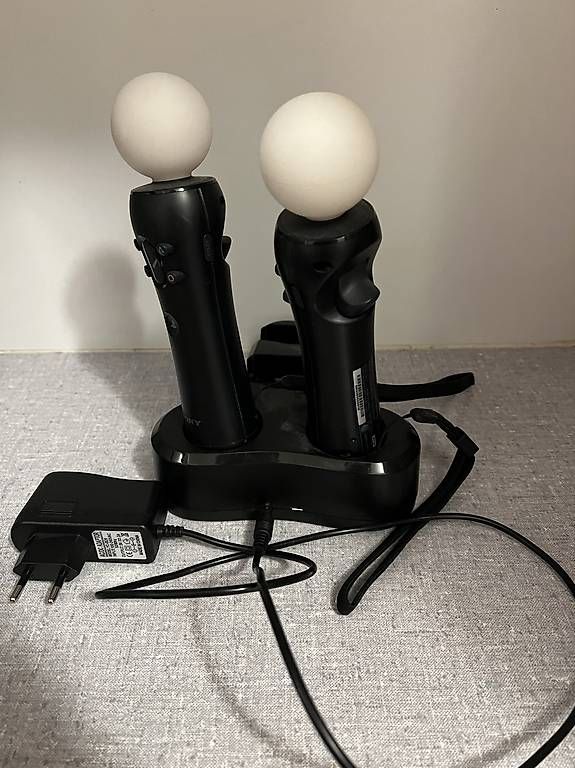 Manettes: PS3 Move Controllers and Charging station – D'occasion à Zürich par tud_zq7m