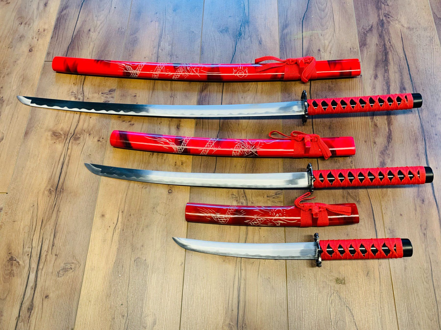 Internationale Kunst: 4 tlg Samurai Schwert Bundle 99cm RED NEU – Neu und originalverpackt aus Bergdietikon von shopAgent