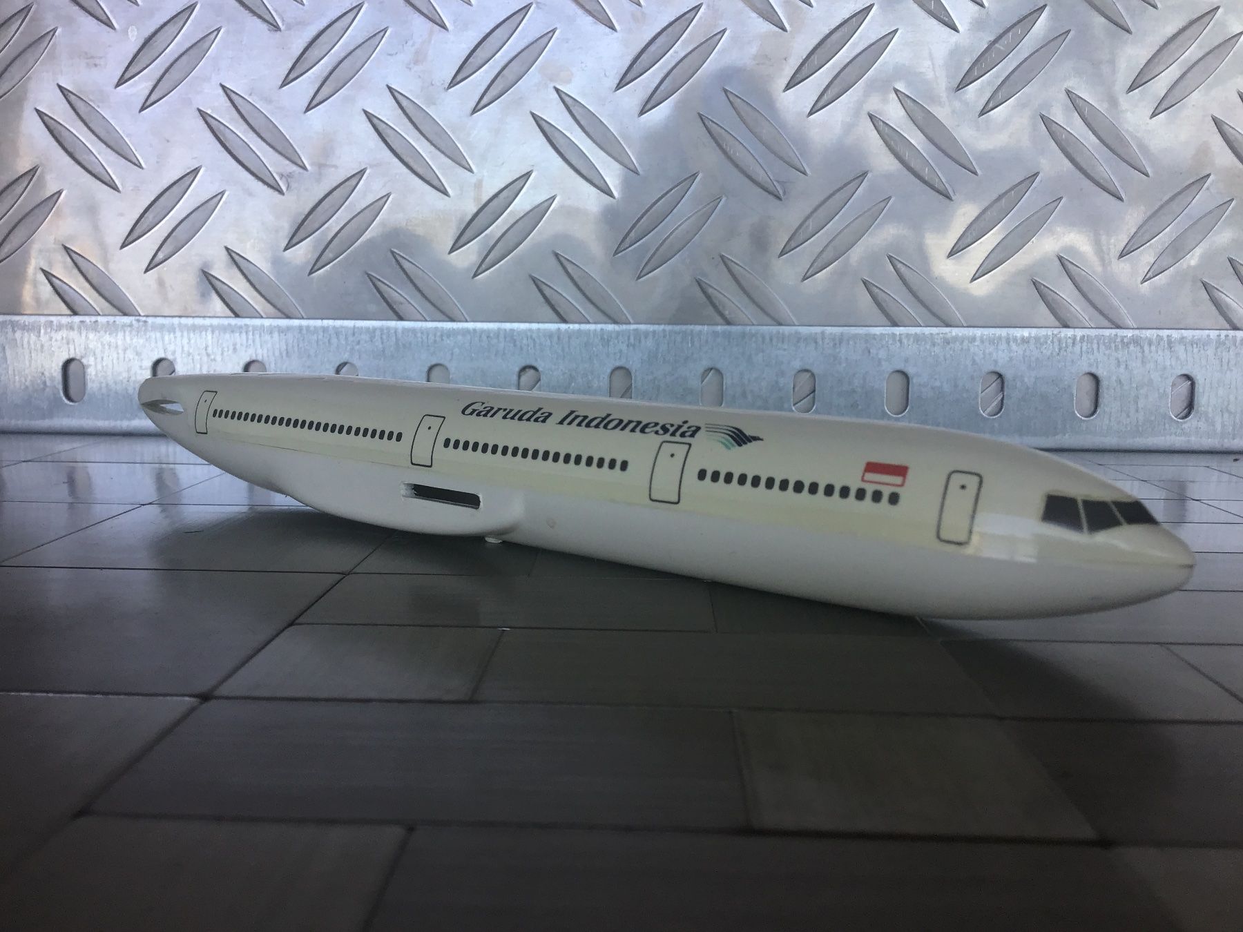 Kit di modellismo & Modellini statici: GARUDA INDONESIA WORLD AIRLINES – Usato da Männedorf venduto da Spezial-Modelle 1