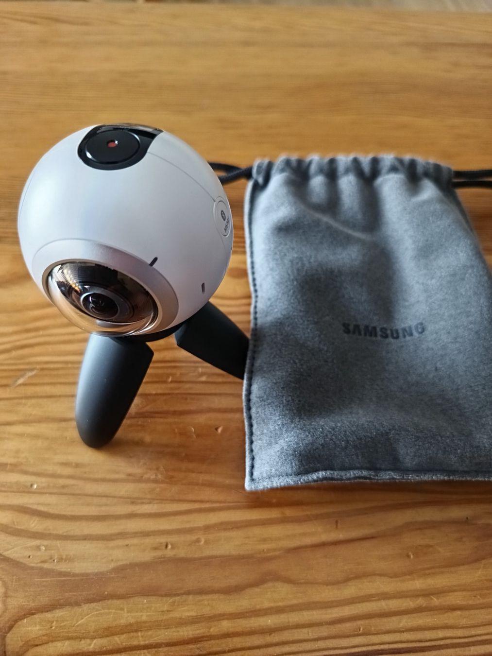 Samsung Fotocamera: Samsung Gear 360 Kamera mit Tasche – Difettoso da Ipsach venduto da neon1