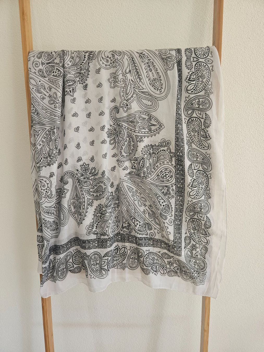 Foulard & Sciarpe: Leichter Schal, weiss mit schwarzem Muster – Usato da Zürich venduto da anna_r26m 1
