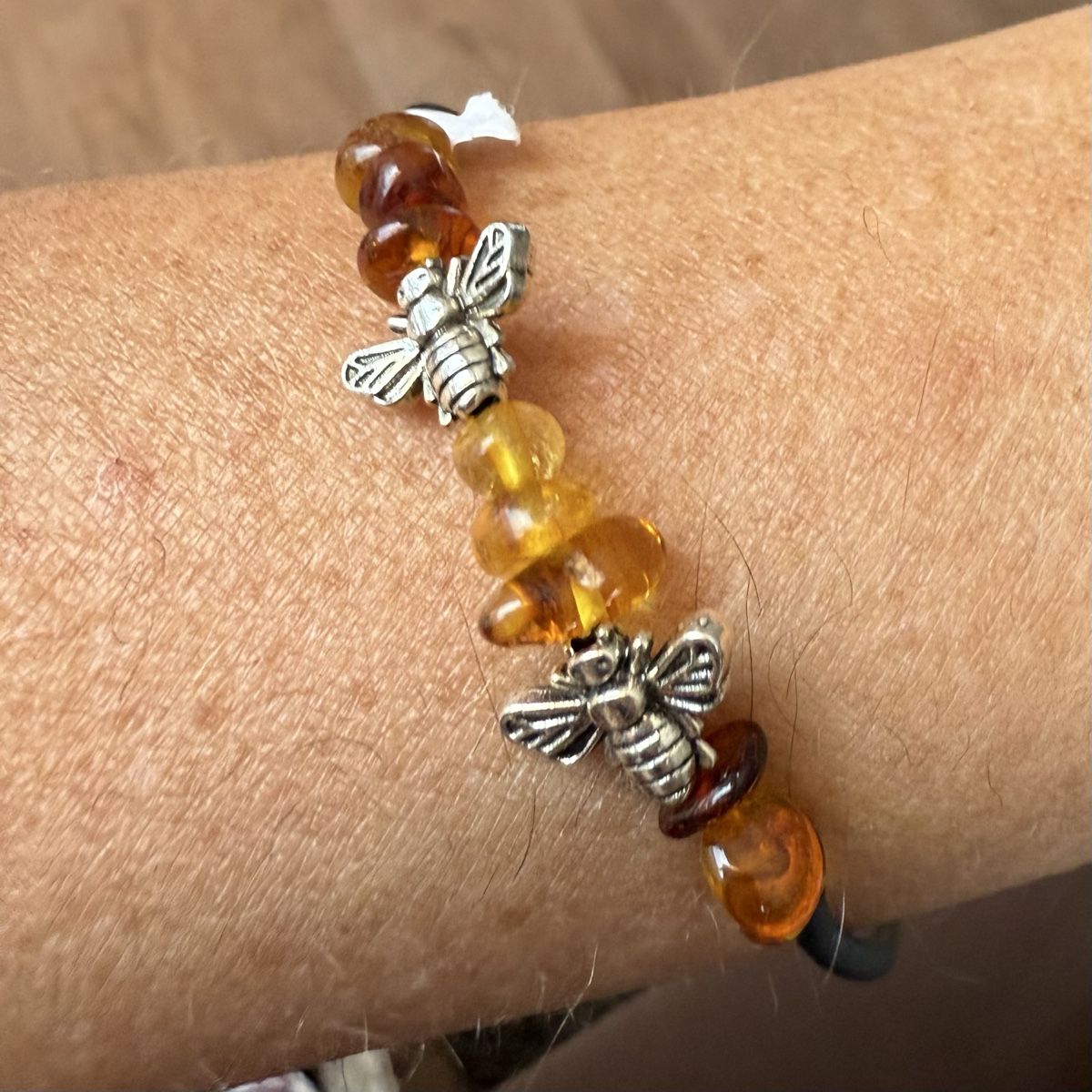Bracelets: Armbändchen mit Bernsteinen und Bienen – Neuf avec emballage d'origine à Ebikon par elischka
