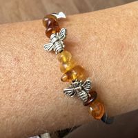 Armbändchen mit Bernsteinen und Bienen