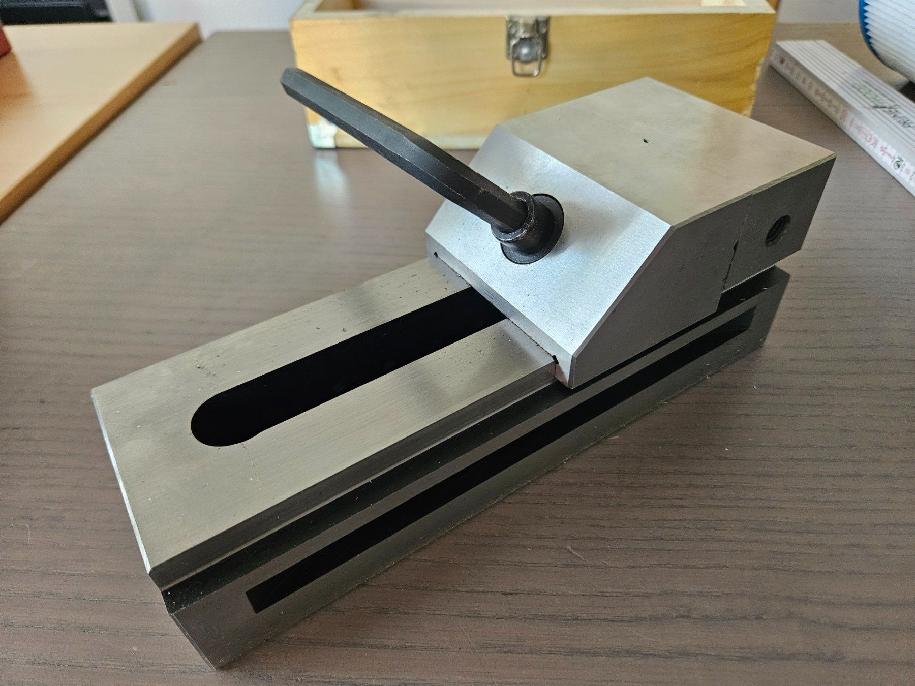 Alle Werkzeuge: Schraubstock - Präzisionsspanner neuwertig – Neu und originalverpackt aus Römerswil LU von Helfenstein6027