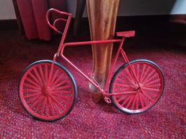 Rotes Deko-Velo aus Metall