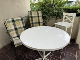 Gartentisch rund weiss mit 3 Stuehlen kariert und weiss