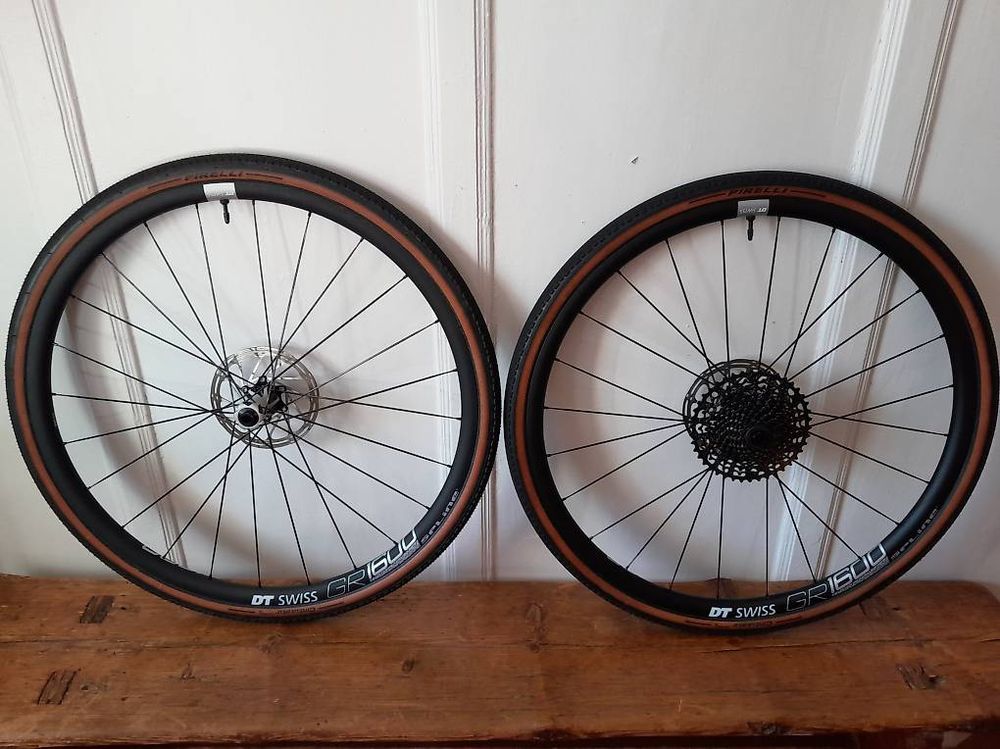 Roues DT Swiss R460 700c - Paire Noir - Freins Sur Jante - 11 Vitesses - Très Bon état