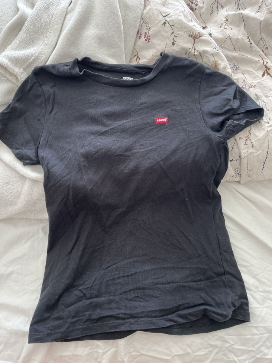 T-shirts: 2 mal Levis Shirt Grösse M – D'occasion à Schänis par sin_zr5n