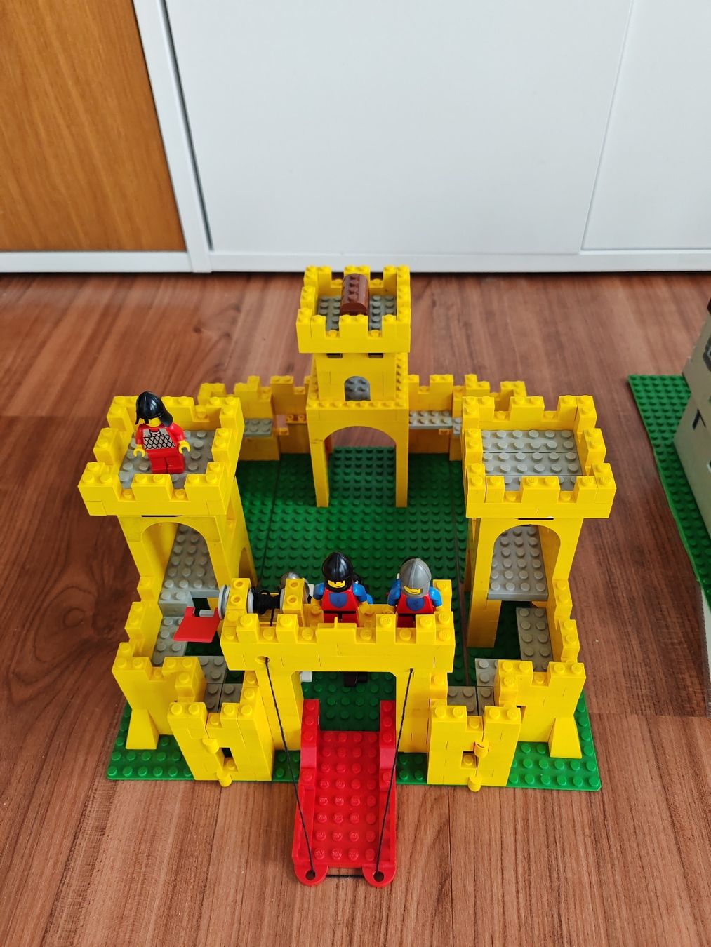 Lego Kit di costruzioni: Vintage LEGO Castle Collection - Three Complete Sets! – Usato da Schindellegi venduto da Deladelsen 2