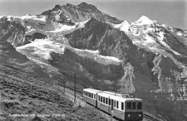 Kleine Scheidegg (BE Jungfraubahn mit Blick auf die Jungfrau