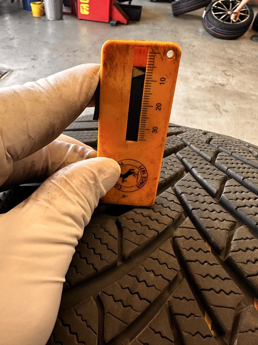 Pneumatici & Ruote complete: Winterreifen 3x 235/45R17 Semperit – Usato da Höri venduto da EverythingForSale 1
