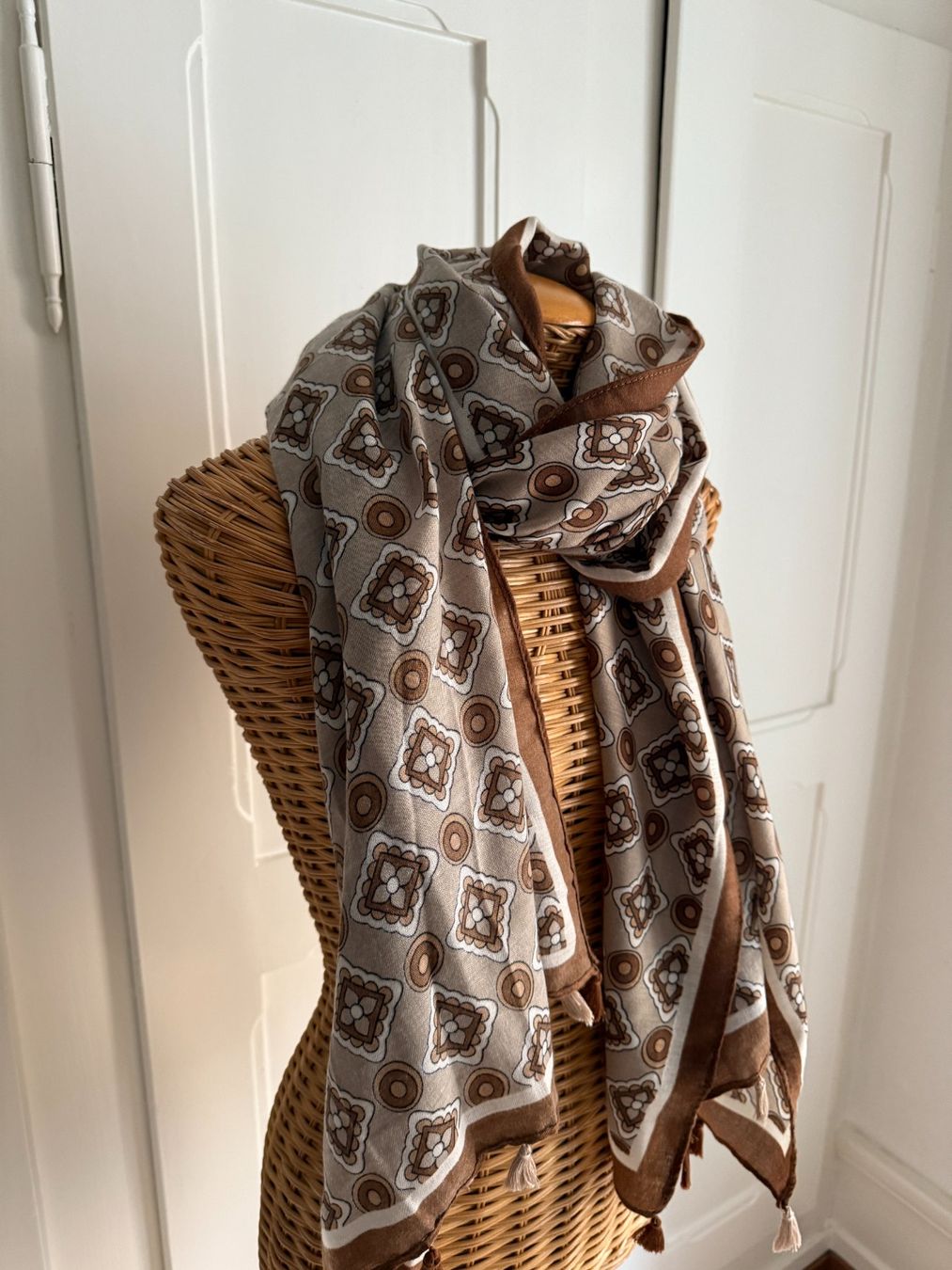 Foulards, Tücher & Schals: Schal Tuch braun-weiss gemustert – Gebraucht aus Zürich von Diazaio 1