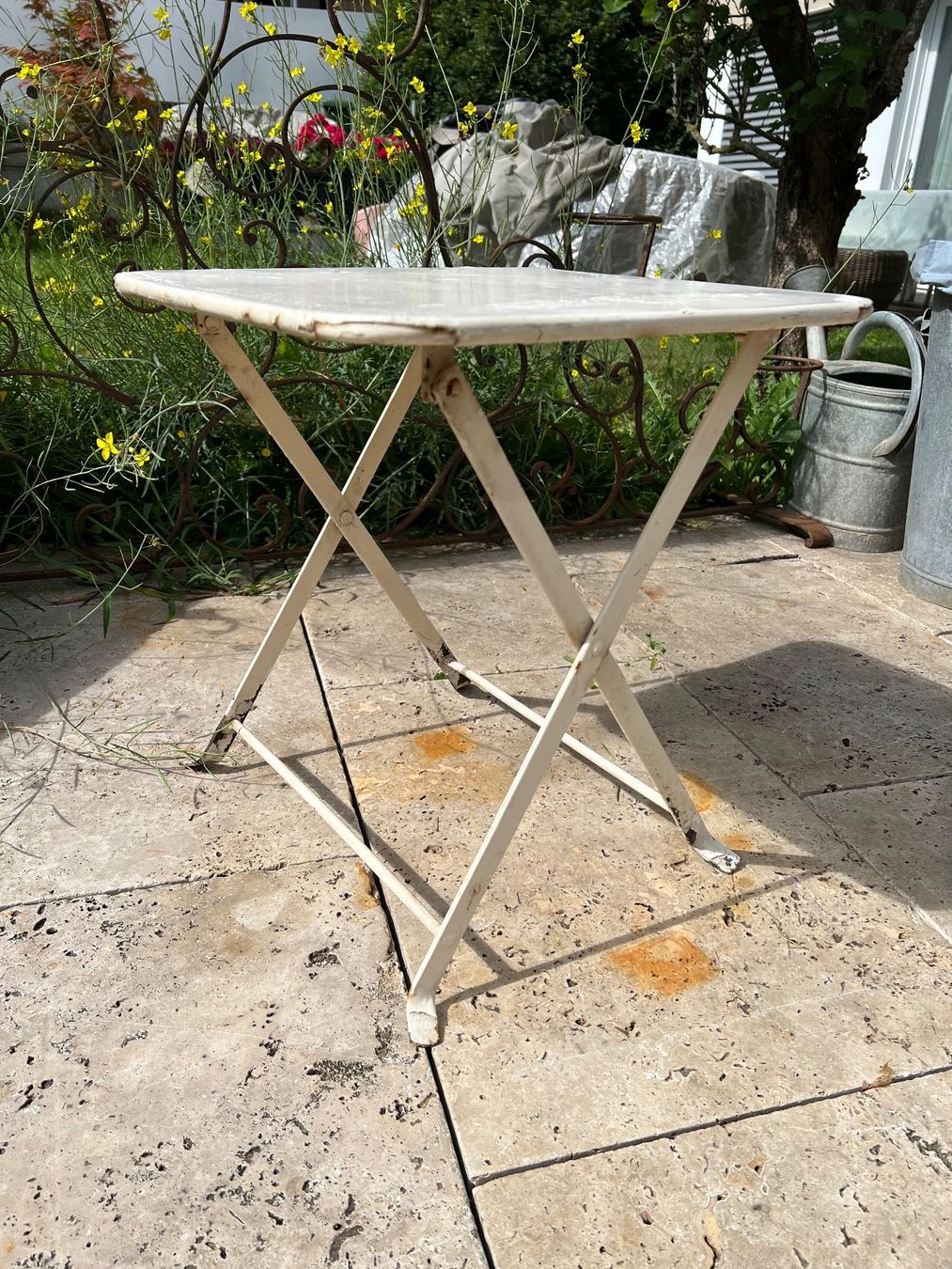 Tables: Klappbares antikes Eisentischchen klein – D'occasion à Wabern par La-Vitrine 2