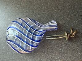 Vintage blau-weiße Glas-Parfümflasche