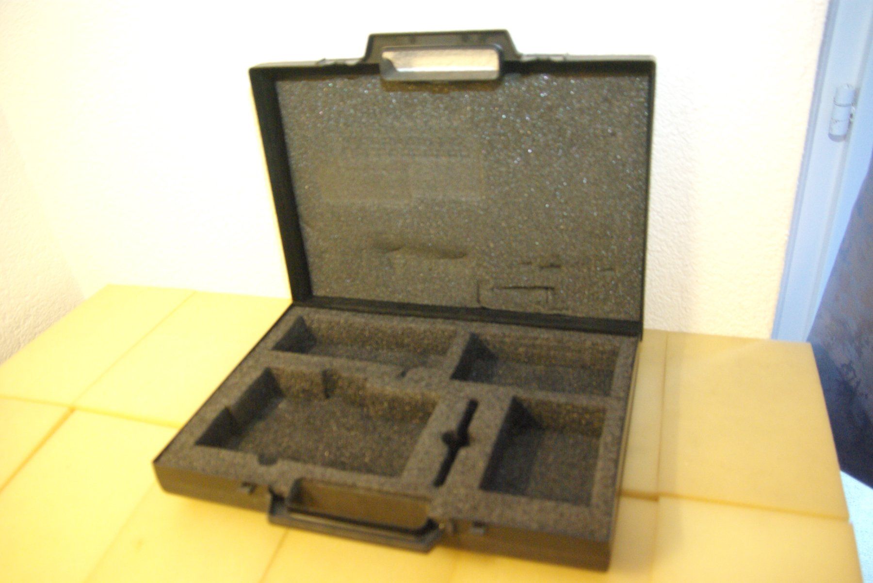 Valigie: Kunststoff Koffer P-touch, schwarz – Difettoso da Herisau venduto da Cevianer1844 1