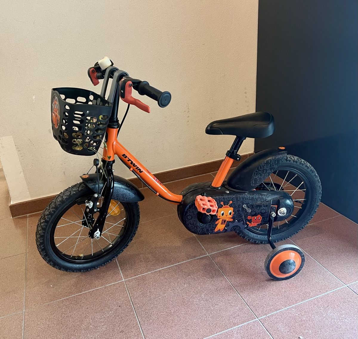 Decathlon Biciclette: Kinderfahrrad Btwin orange mit Stützräder – Usato da Luzern venduto da Pacena