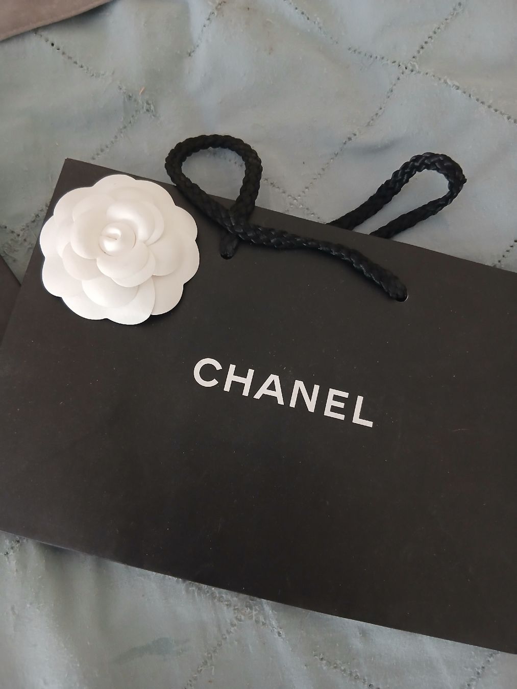 Chanel Taschen: lot 2 sacs et 2 camélias  – Gebraucht aus Genève von Mamaison2026 1
