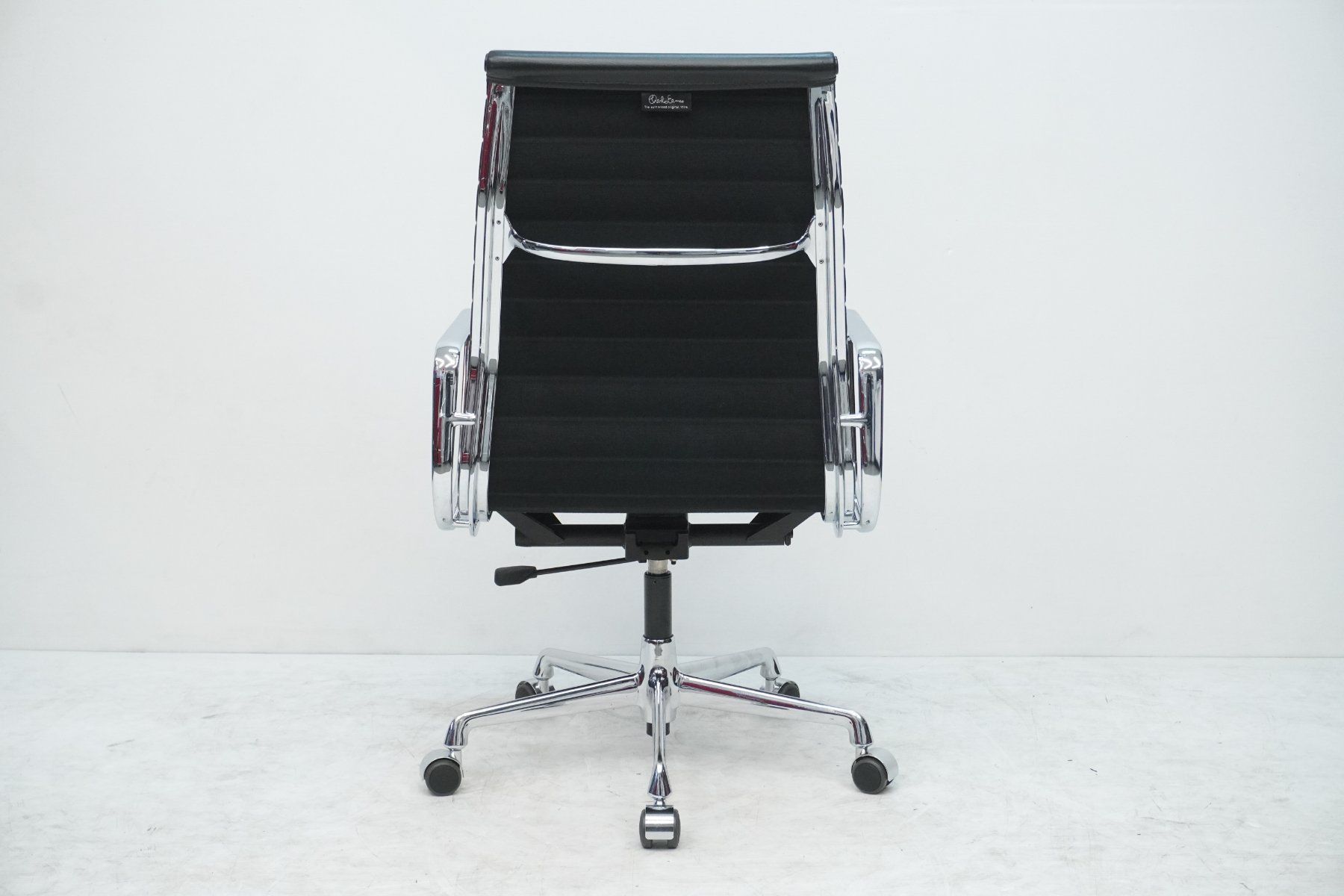Vitra Stühle: Vitra Eames Alu Chair EA119 Leder Designklassiker – Gebraucht aus Bad Zurzach von QLASSIQ 4