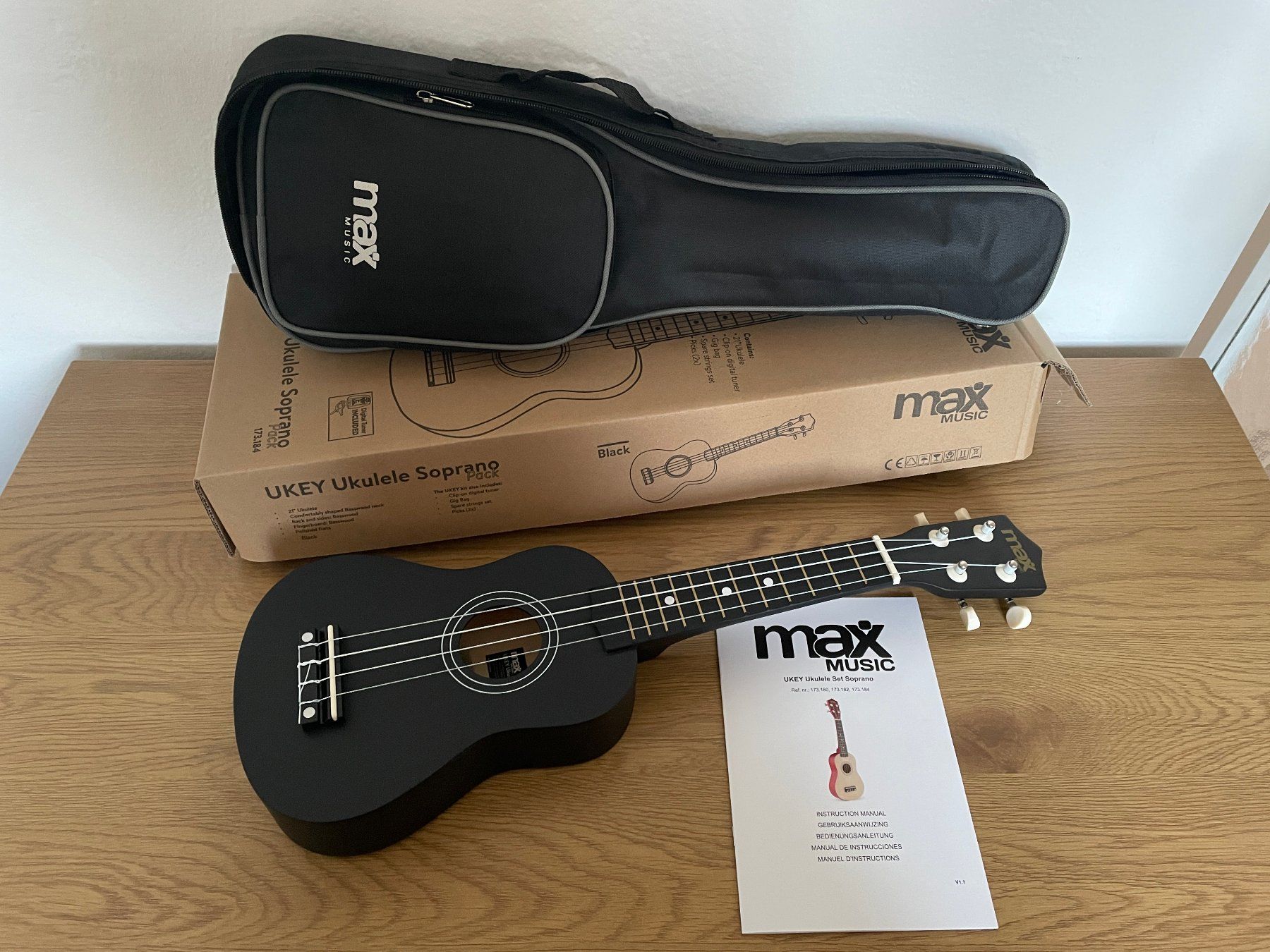 Strumenti musicali: MAX Ukulele UKEY Set Soprano Schwarz 21 Zoll – Nuovo (secondo la descrizione) da Frauenfeld venduto da -blubber- 1