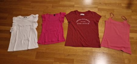 Set aus 4 Shirts - 2 Ärmellose, 1 Kurzarm und 1 Trägershirt