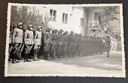 AK SCHWEIZER ARMEE IM ACHTUNG MIT VORBEIMARSCH DER FAHNE