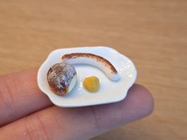 Puppenhaus Bratwurst mit Bürli und Senf