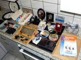 Konvolut Hausrat, Uhren, Radio, Haarfön, Fernglas, Spiegel