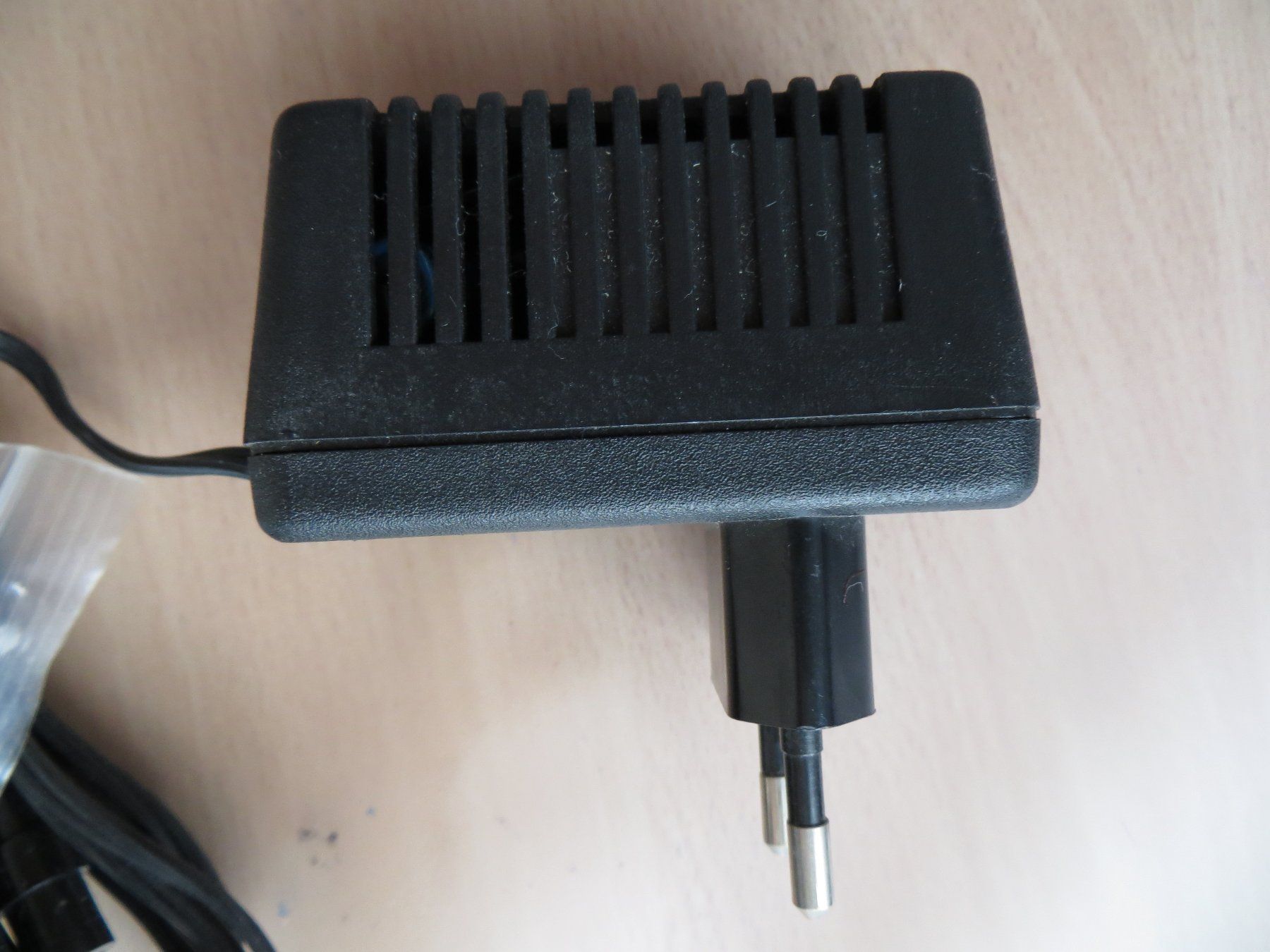 Caricabatterie: Stecker-Ladegerät Universal mit versch. Steckern 1.5 - 9V – Usato da Luzern venduto da Baumli1 6