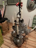 Weihnachtskerzenständer mit Kerzen und Deko