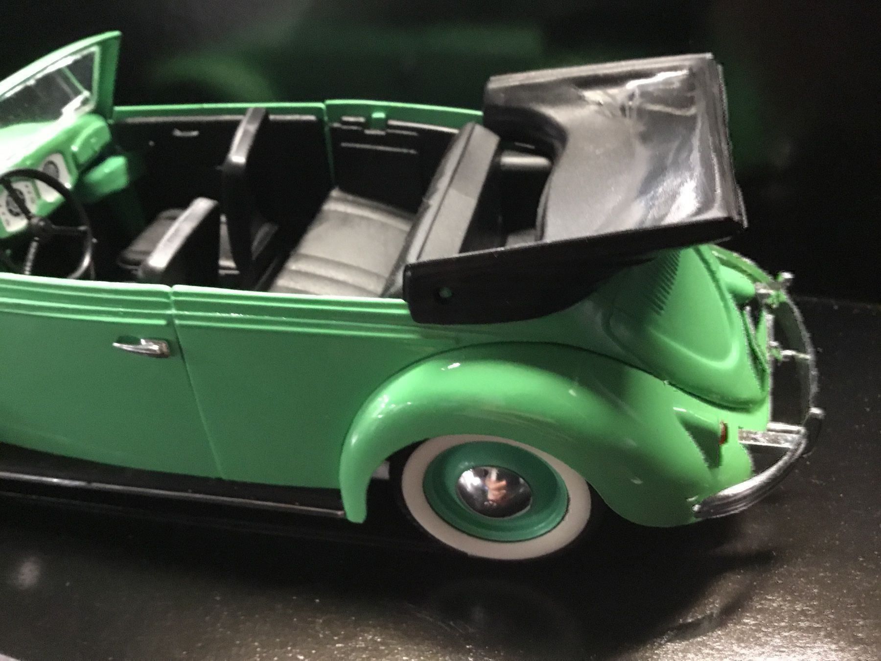 Volkswagen Modellautos: VW Käfer Cabrio im Massstab 1:18 – Neu und originalverpackt aus Erlenbach im Simmental von Model_box 2